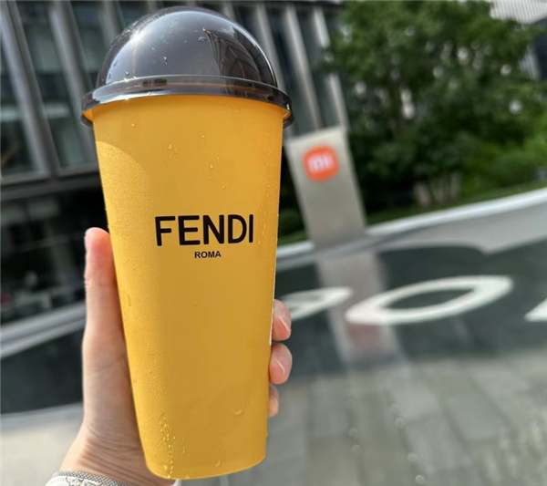 喜茶聯名奢侈品牌FENDI新品賣爆單！小程序搶崩 周邊炒至百元
