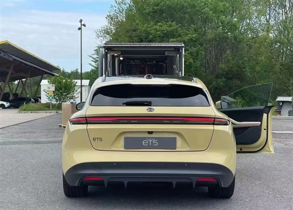 歐豪佬狂喜！蔚來(lái)ET5旅行版最新實(shí)車圖曝光：國(guó)內(nèi)賣30多萬(wàn)買(mǎi)不？(圖4)